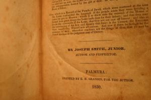 Página da primeira edição do Livro de Mórmon. Foto: John Hajicek.