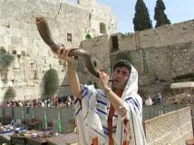 Tocando um shofar, feito de chifre de carneiro, anuncia-se o sacrifício de pessach