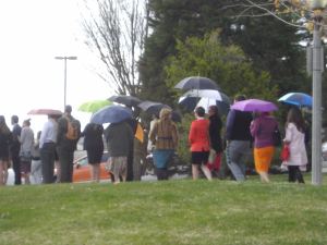 Mulheres do Ordene as Mulheres aguardam no Largo do Templo para entrar na 184a Sessão do Sacerdócio da Conferência Geral