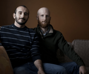 Moudi Sbeity e Derek Kitchen, co-autores do processo contra Emenda Constitucional apoiada pela Igreja SUD, escrita por legisladores e eleitores Mórmons.