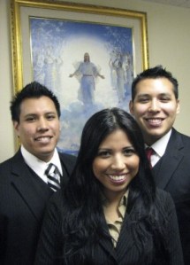 Três irmãos Sioux saindo para servir como missionários SUD. Quem acha que eles ficarão brancos e loiros se forem mais fiéis?