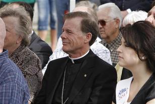 Reverendo John C. Wester, um dos líderes comunitários de Santa Anna, prestigia cerimônia de lançamento da campanha
