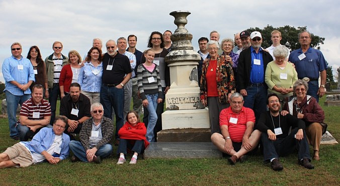 Junto ao túmulo de John Whitmer, uma das testemunhas do Livro de Mórmon, um grupo de historiadores e acadêmicos à época do congresso anual da Associação de Historiadores John Whitmer