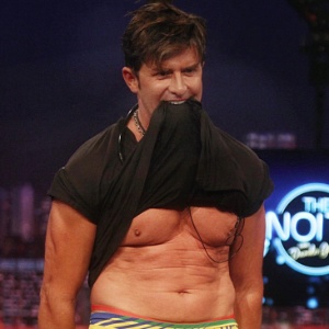 Dr. Rey exibindo atributos físicos na TV