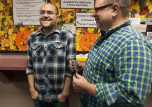 Casal aguarda certidão de casamento em Salt Lake, em 06 de outubro. Foto: Michelle Tessier/ Deseret News.