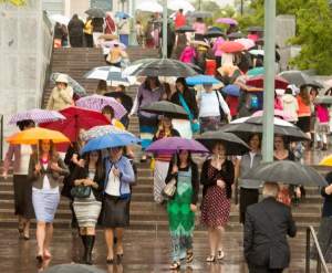 Mulheres na saída da reunião de 27 de setembro. Imagem: Rick Egan, The Salt Lake Tribune.