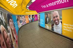 Publicidade em Londres, Inglaterra. Imagem: Deseret News.