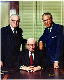 A Primeira Presidência à época: presidente Joseph Fielding Smith e seus conselheiros President Harold B. Lee, e Eldon Tanner.
