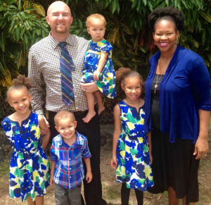 O casal Brian e Ezinne Dawson com seus filhos