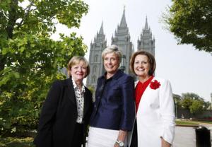 Bonnie L. Oscarson, Rosemary M. Wixom e Linda K. Burton. (Foto: Jeffrey D. Allred/Deseret News)