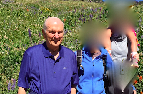 Família esbarra em Russell Nelson durante trilha e aproveitam oportunidade para uma lição pessoal sobre doutrina Mórmon. Rostos da família borradas para proteger suas identidades.