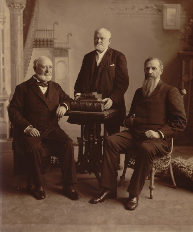 A Primeira Presidência que aprovou o Manifesto: Presidente Wilford Woodruff (centro) com seus conselheiros George Q. Cannon (esq.) e Joseph F. Smith (dir.)