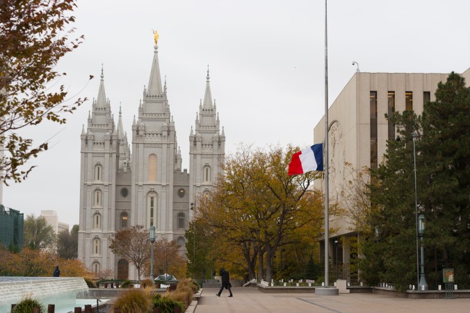 Mórmons. Bandeira da França. Atentado terrorista. Salt Lake. Paris.