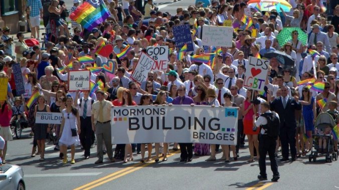 Mórmons manifestando a favor de tratamento igual e ético para membros LGBT