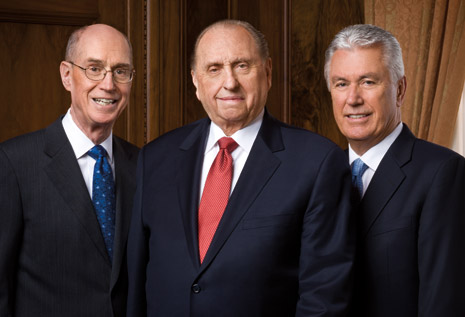 A Primeira Presidência em 2015: Thomas S Monson, com Henry B Eyring à esquerda e Dieter F Uchtdor à direita da foto
