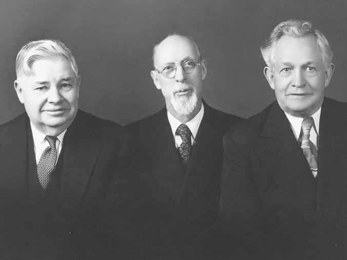 A Primeira Presidência d'A Igreja de Jesus Cristo dos Santos dos Últimos Dias em 1947: George Albert Smith ladeado por seu conselheiros, J. Reuben Clark, jr. à esquerda e David O. McKay à direita