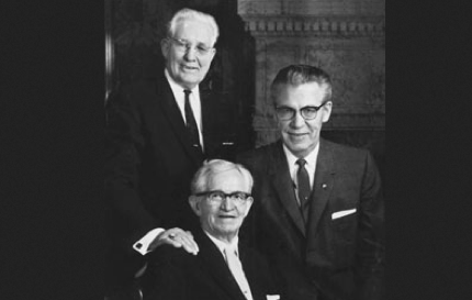 A Primeira Presidência d'A Igreja de Jesus Cristo dos Santos dos Últimos Dias em 1969: David O. McKay, sentado e ladeado por seu conselheiros, Hugh B. Brown à esquerda da foto e N. Eldon Tanner à direita