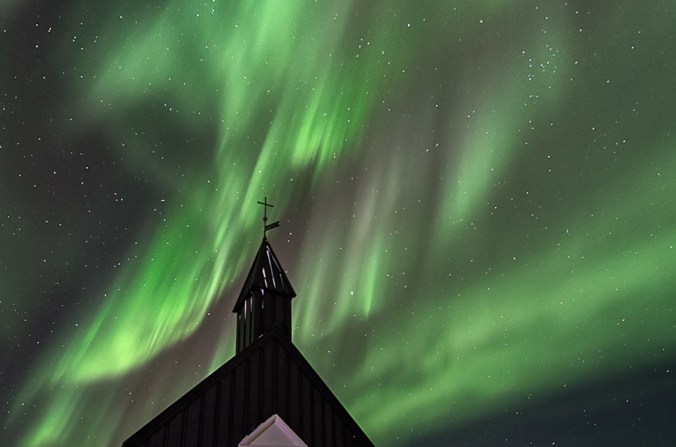 Igreja islandesa com aurora boreal ao fundo (Imagem: Diana Robinson)