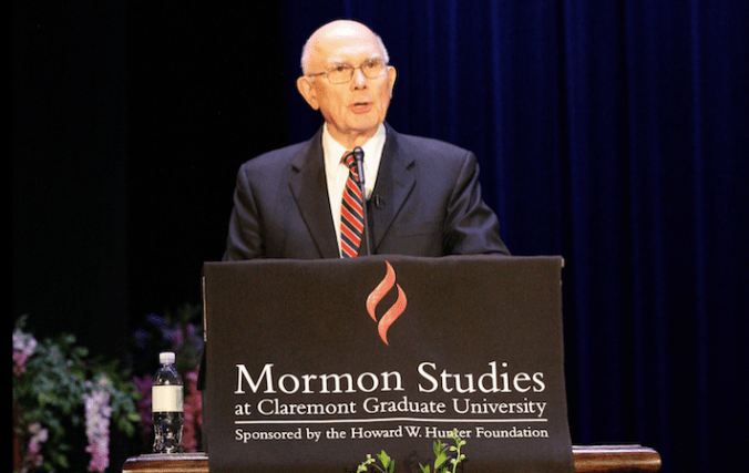 Dallin H. Oaks discursando na Universidade de Claremont. © 2015 by Intellectual Reserve, Inc. All rights reserved.