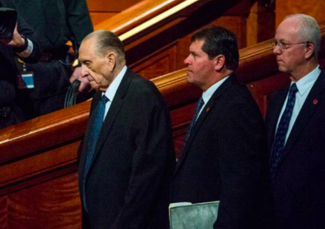 Thomas S. Monson, Presidente da Igreja SUD, chegando para a Sessão da Manhã da Conferência Geral, visivelmente abadito (Chris Detrick | The Salt Lake Tribune) 