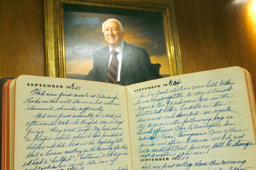 Diário de Leonard Arrington, com seu retrato ao fundo. (Foto: Scott Sommerdorf l The Salt Lake Tribune) 