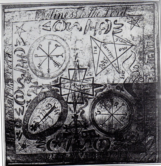 Pergaminho mágico da Família Smith. Note os pentagramas nos quatro cantos.