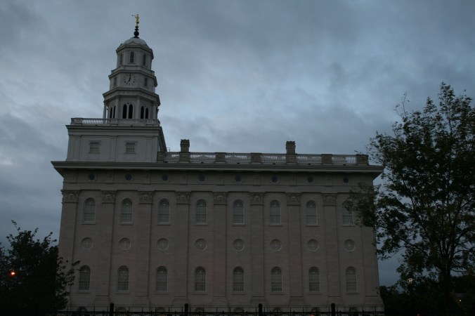Templo de Nauvoo, reconstruído entre 1999 e 2002, replicando o templo original