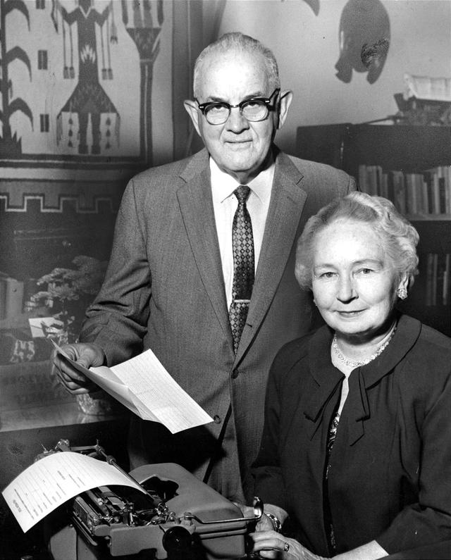 O casal Spencer e Camilla Kimball, circa 1960.