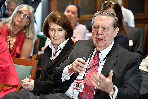 Jeffrey R. Holland  ao lado da esposa Patricia T. Holland, durante o evento. | Imagem: lds.org