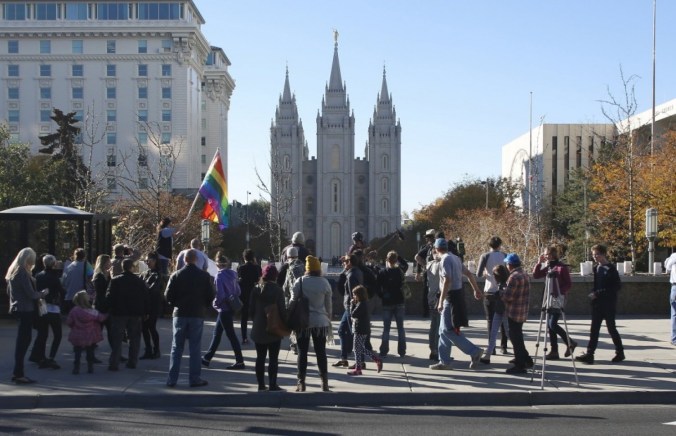 Membros da Igreja SUD pedem resignação em protesto a política homofóbica da Igreja de discriminar contra crianças em famílias LGBT, em frente ao histórico templo de Salt Lake City, 14 Nov 2015. (Jim Urquhart/Reuters)