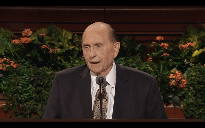 Thomas Monson, discursando na Sessão do Sacerdócio da 186a Conferência Geral Semi-anual (Fonte: Print do vídeo da transmissão oficial)
