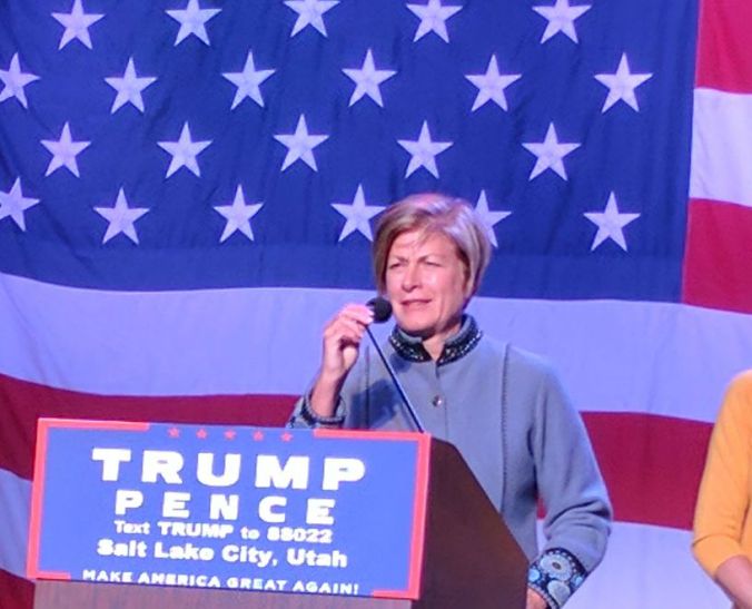 Julie Beck, a 15a Presidente Geral da Sociedade de Socorro e membro do conselho do Sistema Educacional da Igreja, em campanha por Donald Trump