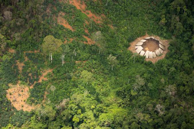 Foto aérea de tribo apelidade de Yano, com população estimada em 100 pessoas. (Foto: © Guilherme Gnipper Trevisan/Hutukara)